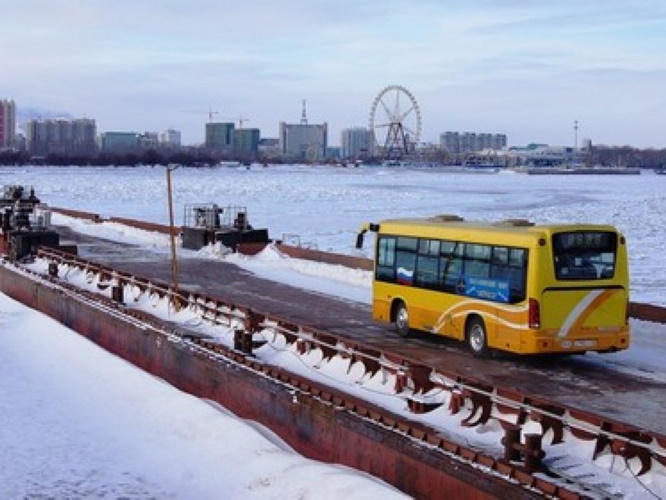 Сегодня по понтонному мосту через Амур в Китай поехали автобусы